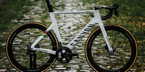 Esta es la bici personalizada de Van der Poel con la que arrasó en la ...