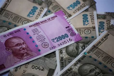 Experts predict volatility in INR likely to persist in short term