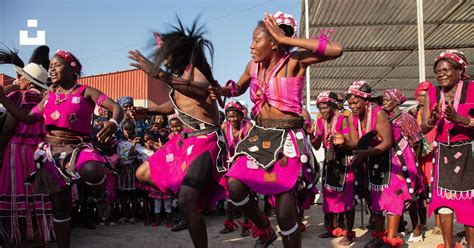 Local People Dancing 的图像结果