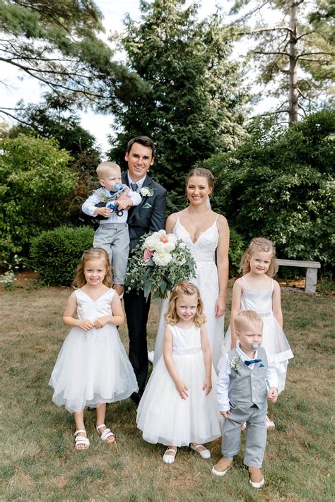 Tips For Wedding Family Photos + A Shot List | lindsayelaine.com