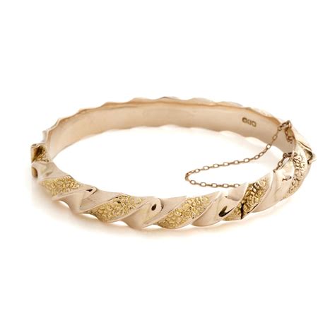 Lot - WILLIS AND SONS, AN ANTIQUE AUSTRALIAN BANGLE IN 9CT GOLD, INNER ...
