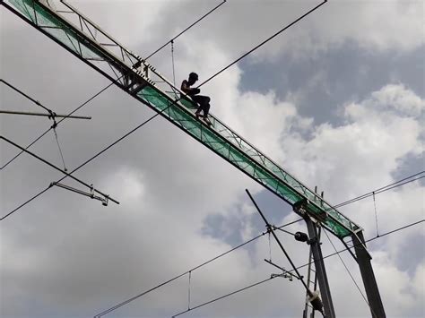 Heartfelt rescue on 25 KV power line | 25 KVની વીજ લાઈન પર દિલધડક ...