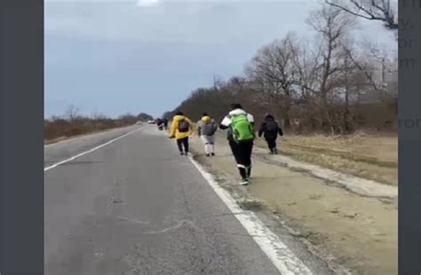 Russia-Ukraine War: कड़कड़ाती सर्दी में 20 km पैदल चल यूक्रेन पोलैंड ...
