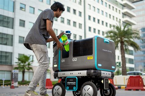 This Autonomous Robot Might Soon Make Food Deliveries in Airports ...