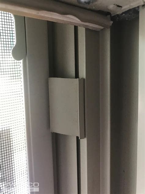 How to Install Window Screen Retainer Clips 的图像结果