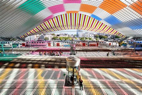 Le démantèlement de l'œuvre de Daniel Buren sur la gare des Guillemins ...