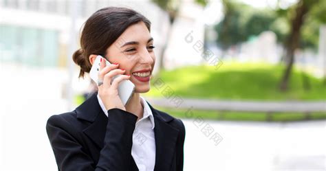 微笑打电话的女员工图片-包图网