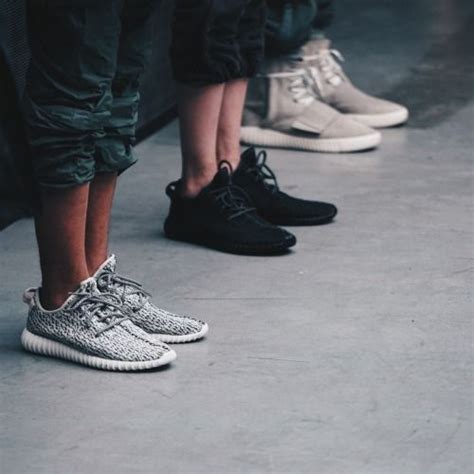 Yeezy noir on sale 350 v2