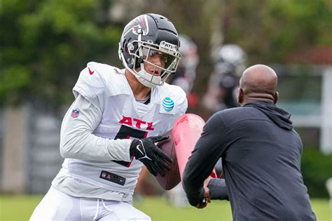 Atlanta Falcons' Star Wide Receiver Drake London Exits Game With Hip ...
