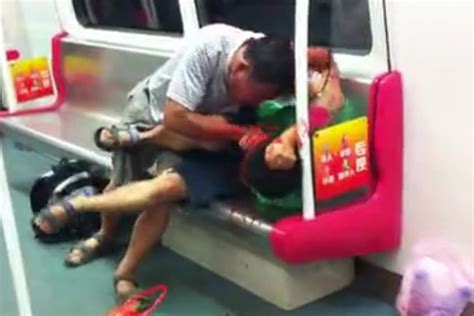 广州地铁两乘客抢座扭打 血溅车厢_图片频道_财新网