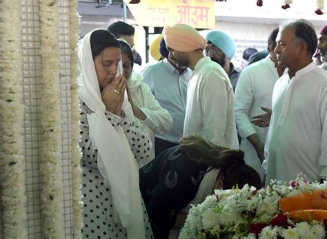 Bishan Singh Bedi Funeral: Neha Dhupia, Angad Bedi and others pay final ...