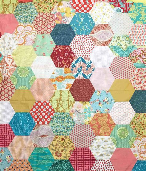 How to make a hexagon quilt with half hexies - free quilt pattern - 5 ...