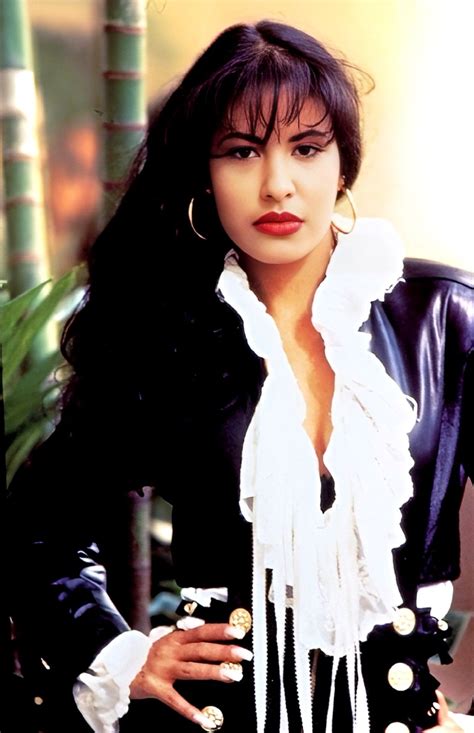 20 of selena quintanilla s iconic outfits – Artofit