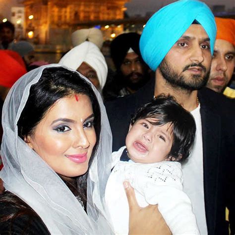 Pictures of famous personalities at shrines Pics | Pictures of famous ...