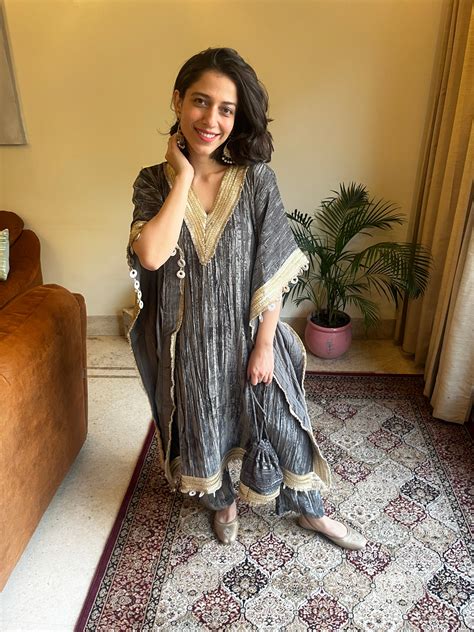 Firdaus Grey Velvet Kaftan Set – Riwayat