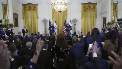 Donald Trump's Gaza Strip bombshell: Reporters push, shout and nearly ...