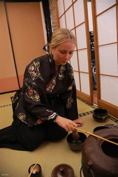 Learn Zen in a class of making tea and writing brushes in kimono ...
