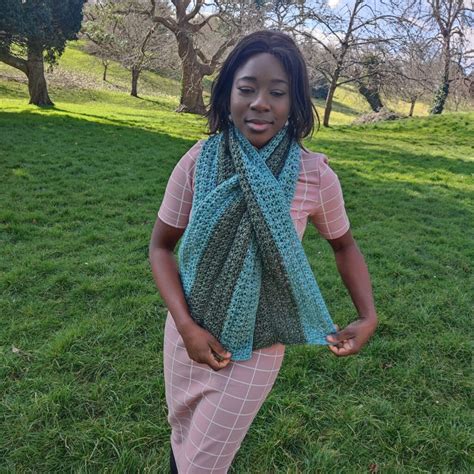 Adult Crochet Keyhole Scarf Pattern 的图像结果