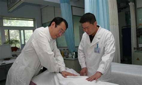 美国学生到浙江省中医院临床跟师学习针灸推拿_ 中国中医