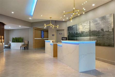 EMBASSY SUITES BY HILTON MONTREAL AIRPORT (Pointe Claire) - Hotel ...