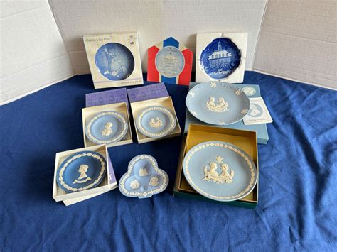 Lot #62 - Collection of Decorative Wedgwood Plates w/ Original Boxes ...