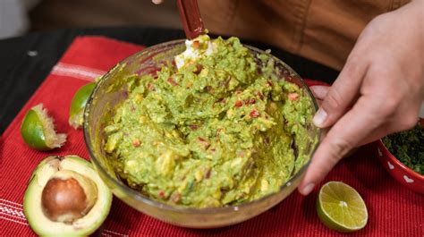 Is Guacamole Healthy? (We Asked An Expert) - WarmChef.Com