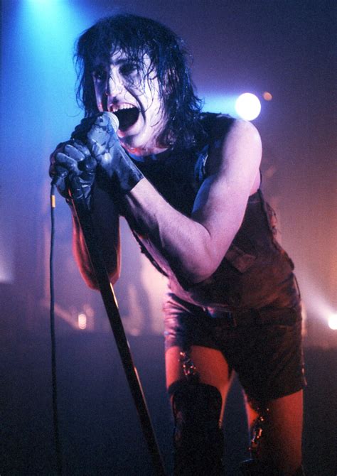 Trent Reznor of Nine Inch Nails performing on stage on May 24th, 1994. | 人物