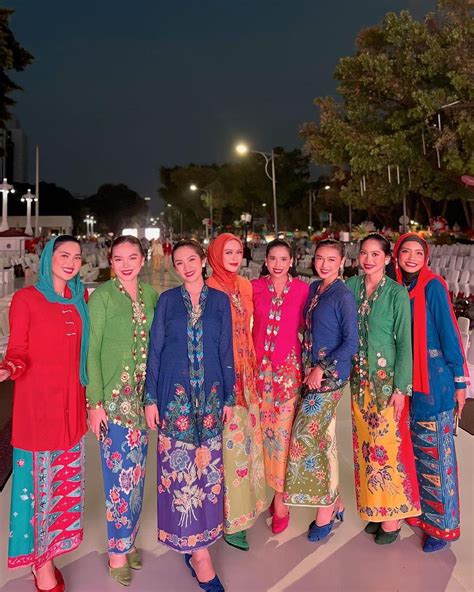 Kebaya - Indonesia traditional dress 🇮🇩 | Traditional outfits, Batik ...