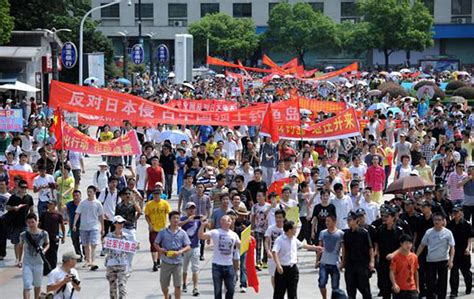 中国10余城市民众游行抗议日本右翼分子登上钓鱼岛_资讯频道_凤凰网