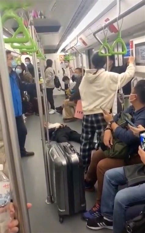 男子不戴口罩被抬出地铁车厢？上海地铁回应来了|新冠肺炎_新浪新闻