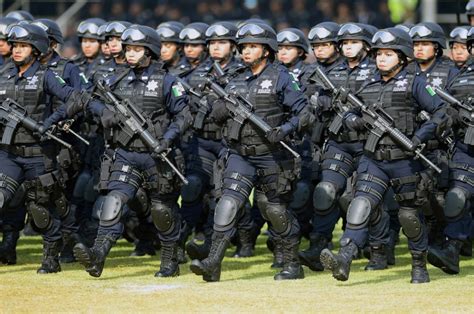 墨西哥“警察日” 女特警全副武装--中国广播网