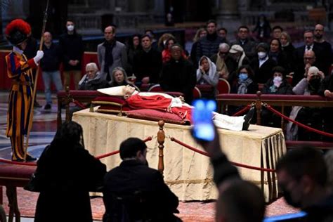 Benedicto XVI | Miles de personas despiden al papa emérito en un ...
