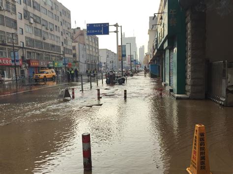 郑州市黄河路与健康路发生路面坍塌 系管道自流水问题导致-中华网河南
