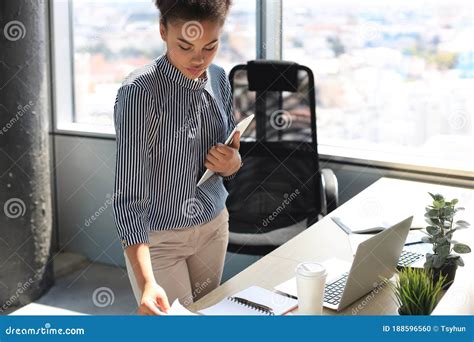 Attractive Woman Business Casual 的图像结果