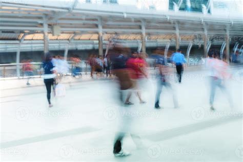 People Walking Blur 的图像结果