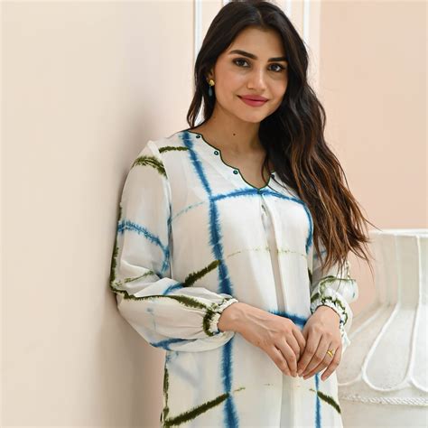 Ethnic Wear - Buy Indian Ethnic Wear for Women & Girls Online | Bunaai