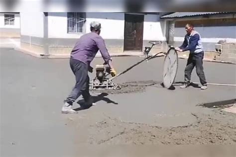农民工打水泥地面，机器自己转圈圈，这是个有灵魂的机器