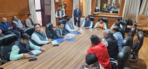खुद अपर मुख्य सचिव पहुंचे भागीरथपुरा, मरीजों से की मुलाकात, प्रभावित ...