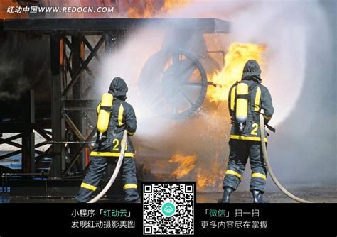火灾现场救火的消防员图片免费下载_红动网