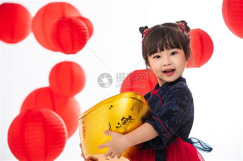 可爱的小女孩抱着金元宝高清图片下载-正版图片507611190-摄图网