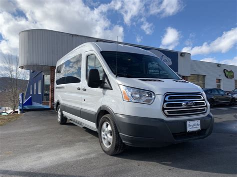 Rent 12 to 15 Passenger Van 的图像结果