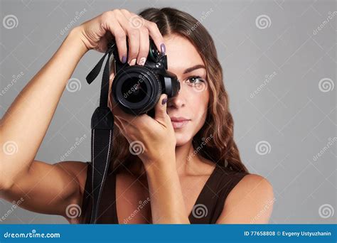 有照相机的美丽的女孩 俏丽的妇女是一位专业摄影师 库存照片. 图片 包括有 成人, 高雅, 白种人, 生活方式 - 77658808