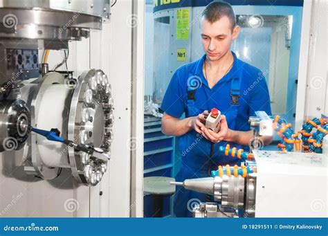 CNC Machine Operating 的图像结果