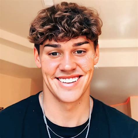 Quel âge a Noah Beck ? Âge, fortune nette, taille, petite amie, wiki.