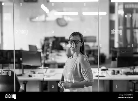 Business Women Casual Portrait 的图像结果