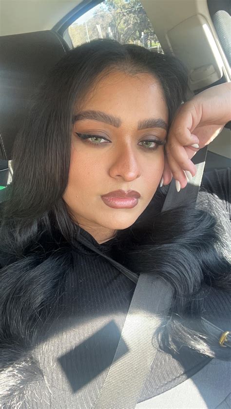 Friday car selfie (26F) : r/SelfieOver25