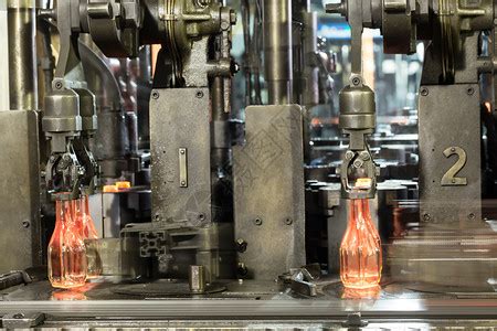 行业在传送带上生产瓶子玻璃厂生产瓶子商业在职的高清图片下载-正版图片307705606-摄图网