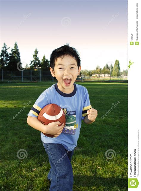 男孩橄榄球 库存图片. 图片 包括有 自然, 姿势, 室外, 男小学生, 纵向, 头发, 家伙, 孩子, 愉快 - 1287261