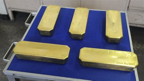 Novosti.rs | Galerija | ZLATNE POLUGE IZ UŽARENOG GROTLA PRAVO U ...