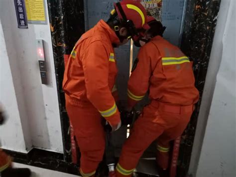 维修人员迟迟没来 瑞安一男子被困电梯45分钟“呼吸困难”-新闻中心-温州网